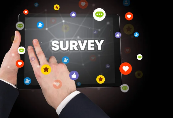 Close Van Een Touchscreen Met Survey Inscriptie Social Networking Concept — Stockfoto