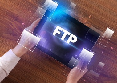 FTP kısaltmalı el ele tutuşma tabletinin yakın çekimi, modern teknoloji kavramı