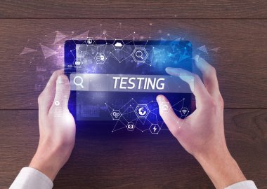 TESTING yazıtlarını, yüksek teknoloji bilgisayar kavramını arayan bir tabletin yakın plan görüntüsü