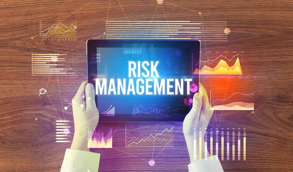 Крупный План Держания Планшета Надписью Risk Management Современная Концепция Бизнеса — стоковое фото