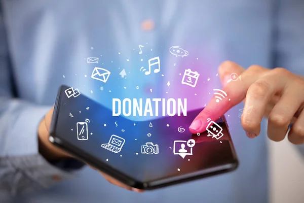 Üzletember Kezében Egy Összecsukható Okostelefon Donation Felirat Szociális Média Koncepció — Stock Fotó