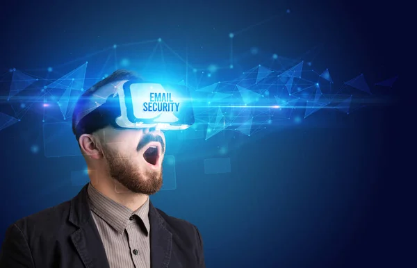 Empresário Olhando Através Óculos Realidade Virtual Com Inscrição Segurança Mail — Fotografia de Stock