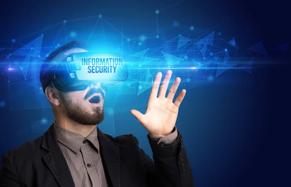 Hombre Negocios Mirando Través Gafas Realidad Virtual Con Inscripción Información —  Fotos de Stock