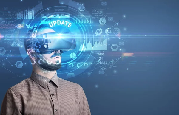 Podnikatel Prohlíží Brýle Virtual Reality Nápisem Update Inovativní Koncept Technologie — Stock fotografie