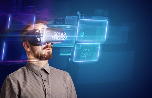 Empresário Olhando Através Óculos Realidade Virtual Com Inscrição Solar Energy — Fotografia de Stock