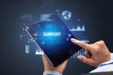 İş adamı elinde katlanabilir bir akıllı telefon tutuyor. Yazılı, başarılı bir iş konsepti.