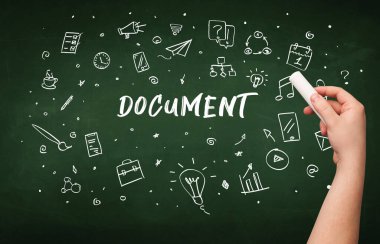 Tahtaya beyaz tebeşirle yazılmış el çizimi DOCUMENT yazısı, eğitim kavramı