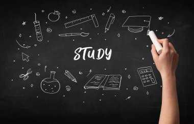 Tahtaya beyaz tebeşirle çizim çalışması, eğitim kavramı