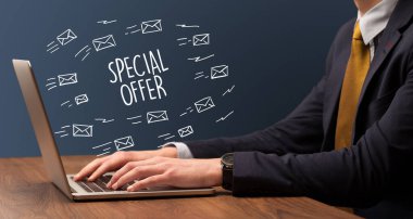 Dizüstü bilgisayarda çalışan iş adamı. Özel teklif, online alışveriş konsepti.