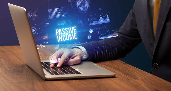 Empresario Trabajando Laptop Con Inscripción Passive Income Nuevo Concepto Negocio —  Fotos de Stock