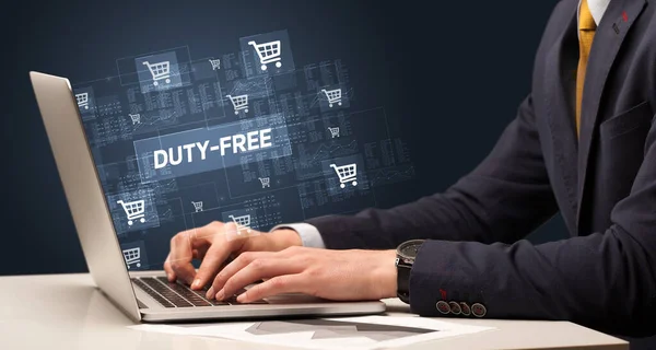 Podnikatel Pracující Notebooku Nápisem Duty Free Online Nákupní Koncept — Stock fotografie