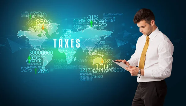 Empresário Diante Uma Decisão Com Inscrição Taxes Conceito Negócio — Fotografia de Stock