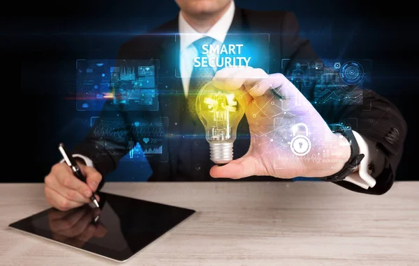 Geschäftsmann Mit Glühbirne Mit Smart Security Aufschrift Online Sicherheitskonzept — Stockfoto