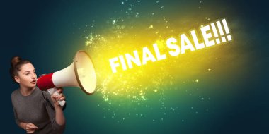 Genç bir kadın hoparlöre bağırıyor FINAL SALE yazısıyla, modern medya konseptiyle