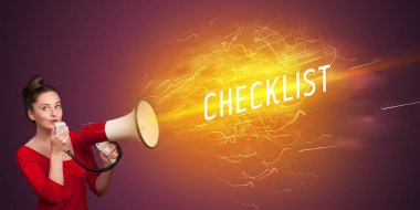 ChECKLIST yazısıyla megafonla bağıran genç bir kız, online alışveriş konsepti.