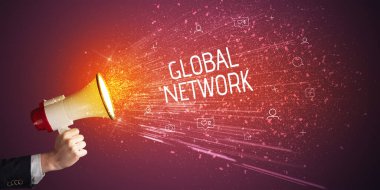 Genç bir kadın GLOBAL NETworK yazısıyla hoparlöre bağırıyor, sosyal ağ konsepti