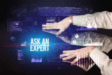 İş adamı, Ask An Expert yazıtları ve siber iş konseptiyle büyük ekrana dokunuyor