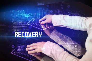 Elle dokunulan dijital tablo RECOVERY yazıtları, yeni çağ güvenlik kavramı