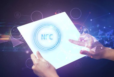 NFC yazıtlı el yapımı fütüristik tablet, modern teknoloji konsepti