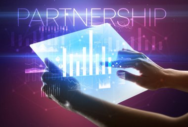 Üzerinde PARTNERGeIP yazıtları olan el ele tutuşma tableti, modern iş konsepti