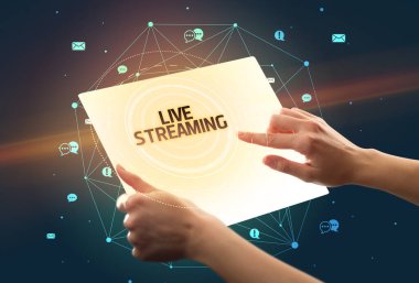 LIVE STREAMING yazıt, sosyal medya kavramı ile fütüristik tablet tutuluyor