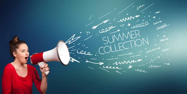 Jong Meisje Schreeuwen Naar Megafoon Met Summer Collection Inscriptie Winkelen — Stockfoto