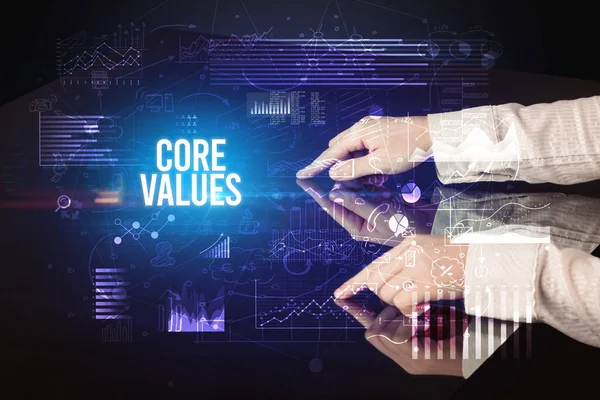 Podnikatel Dotýkající Obrovské Obrazovky Nápisem Core Values Koncept Kybernetického Podnikání — Stock fotografie
