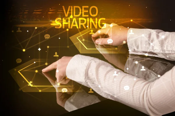 Navegar Por Las Redes Sociales Con Inscripción Video Sharing Nuevo —  Fotos de Stock