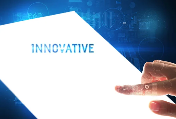 Hand Holdig Futuristische Tablet Met Innovatieve Inscriptie Nieuwe Technologie Concept — Stockfoto