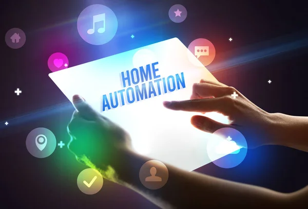 Trzymanie Futurystycznego Tabletu Napisem Home Automation Koncepcja Nowej Technologii — Zdjęcie stockowe