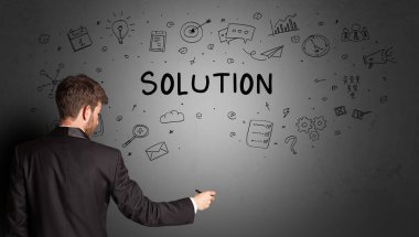 İş adamı SOLUTION yazıtları ve iş stratejisi konseptiyle yaratıcı bir fikir çizimi yapıyor.