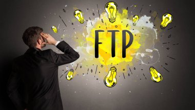 İş adamı FTP kısaltmasıyla renkli ampul çiziyor, yeni teknoloji fikri kavramı