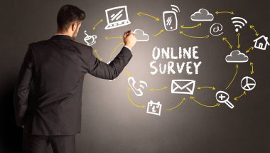 ONLINE SURVEY yazıtlı sosyal medya simgeleri çizen işadamı, yeni medya kavramı