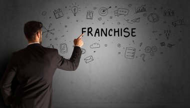 İş adamı FRANCHISE yazıtları ve iş stratejisi konseptiyle yaratıcı bir fikir çizimi yapıyor.