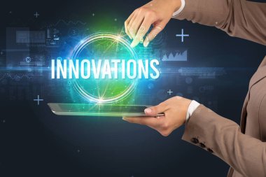 INNOVATIONS yazıtları ve yeni teknoloji konseptiyle dokunmatik ekranın yakın plan görüntüsü