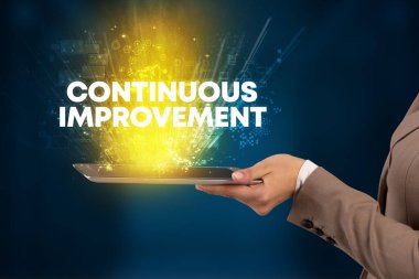 KONTINUOUS İMPROVEMENT yazıt, yenilikçi teknoloji konsepti ile bir dokunmatik ekran yakın çekim