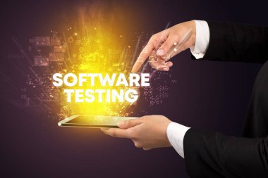 SOFTWARE TESTING yazıtları, yenilikçi teknoloji konsepti ile dokunmatik ekranın yakın çekimi