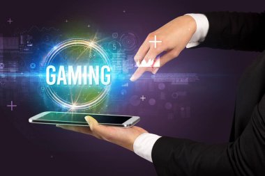 Oyun yazıtları ve yeni teknoloji konseptiyle dokunmatik ekranın yakın plan görüntüsü