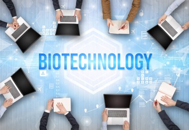 BIOTECHNOLOGY yazıtları, modern teknoloji konsepti olan bir ofiste çalışan meşgul insanlar grubu
