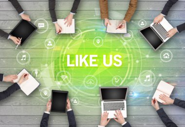 Bir grup insan, ABD anlayışı, sosyal ağ konseptiyle toplantı yapıyor.