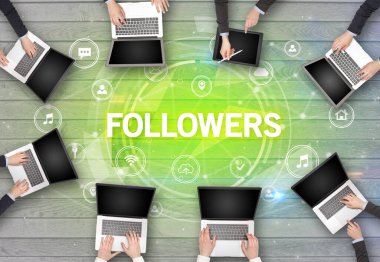 FOLLOWERS ile toplantı yapan bir grup insan, sosyal ağ konsepti