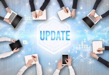 Bir Ofiste Çalışan Meşgul İnsanlar Grubu UPDATE yazıtları, modern teknoloji kavramı