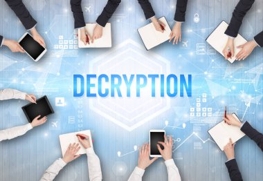 DECRYPTION yazıtları, modern teknoloji kavramı olan bir ofiste çalışan meşgul insanlar grubu