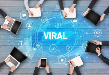 VIRAL içgüdü, sosyal ağ konsepti ile toplantı yapan bir grup insan
