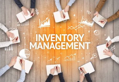 BÜYÜK MÜZİK İLKETİ, başarılı iş konsepti ile bir Ofiste Çalışan Meşgul İnsanlar Grubu