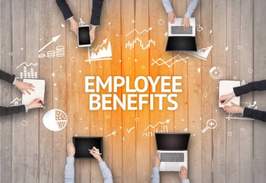EMPLOYEE BENEFITS yazıtları, başarılı iş konsepti olan bir ofiste çalışan meşgul insanlar grubu
