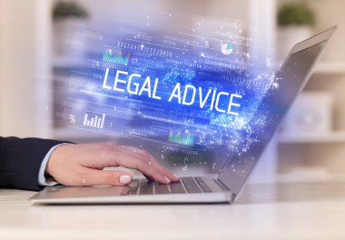 Yasal ADVICE yazıtları ve başarılı iş konseptiyle birlikte dizüstü bilgisayarda çalışan iş adamlarının yakınlaşması