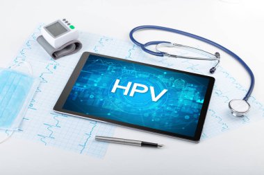 HPV kısaltmalı bir tabletin yakın çekim görüntüsü, tıbbi konsept