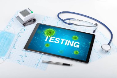 TESTING yazıtları ve mikrobiyoloji kavramına sahip bir tabletin yakın plan görüntüsü