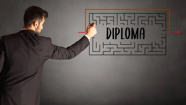 Diplomaの碑文で迷路を描くビジネスマン ビジネス教育の概念 — ストック写真